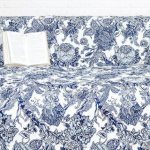 How to choose a beautiful and practical bedspread for a sofa