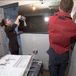 как приклеить зеркало