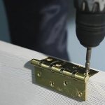 Как регулировать дверные петли