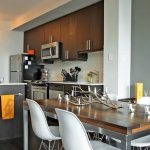 Современный дизайн обеденной зоны в кухне-гостиной