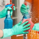 Удаление загрязнений с помощью моющего средства и специальной тряпки