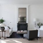 Зеркало над камином в светлой гостиной